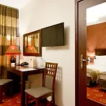 فندق Columbus 3*
